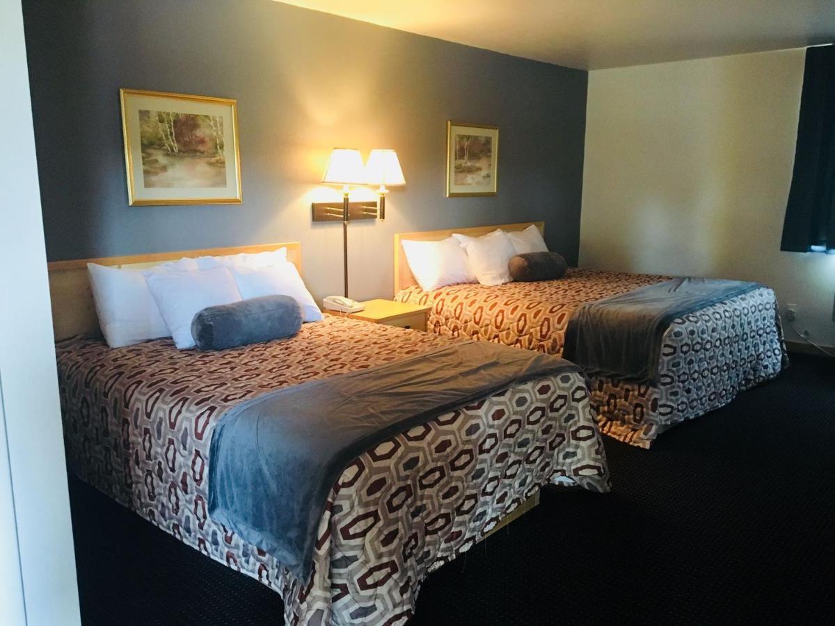 Moose Creek Lodge & Suites Коуди Екстериор снимка