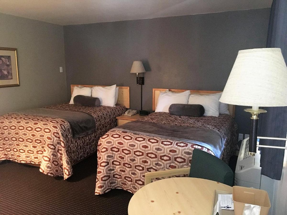 Moose Creek Lodge & Suites Коуди Екстериор снимка