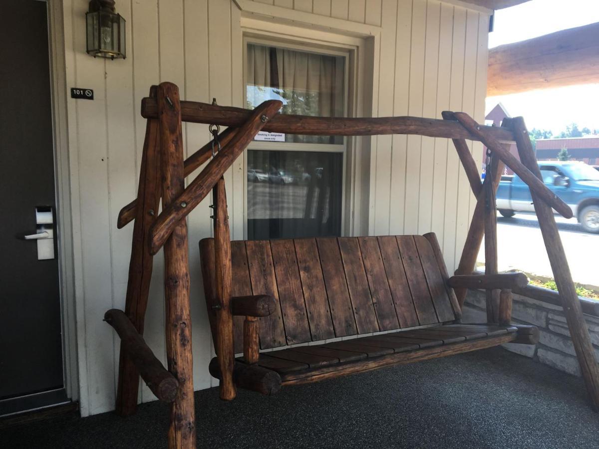 Moose Creek Lodge & Suites Коуди Екстериор снимка
