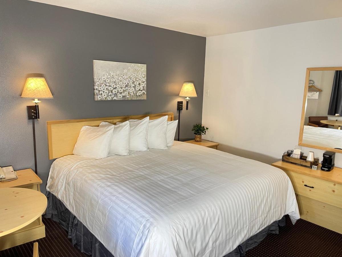 Moose Creek Lodge & Suites Коуди Екстериор снимка
