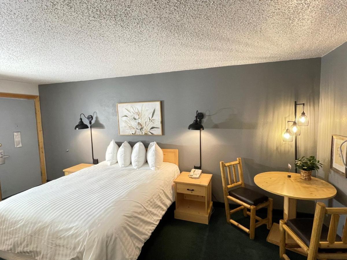Moose Creek Lodge & Suites Коуди Екстериор снимка