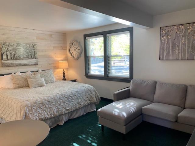 Moose Creek Lodge & Suites Коуди Стая снимка